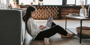 Frau mit Laptop im Wohnzimmer